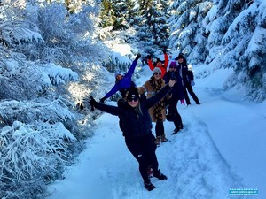 STULECIE KOBIET W POLICJI. FUNKCJONARUSZKI I PRACOWNICE LUBAŃSKIEJ KOMENDY UCZCIŁY JUBILEUSZ WYPRAWĄ NA STÓG IZERSKI