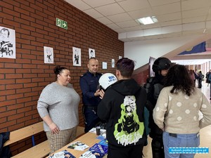 PROMOCJA ZAWODU POLICJANTA- SPOTKANIE POLICJANTÓW Z UCZNIAMI SZKÓŁ