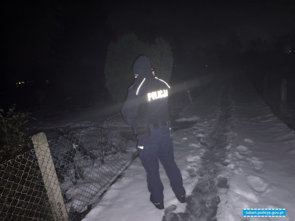 dzielnicowy w trakcie patrolu działek