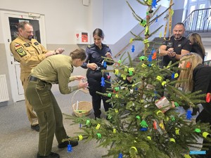 Wspólne strojenie świątecznej choinki w lubańskiej komendzie wyjątkowymi ozdobami