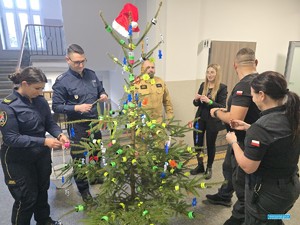 Wspólne strojenie świątecznej choinki w lubańskiej komendzie wyjątkowymi ozdobami