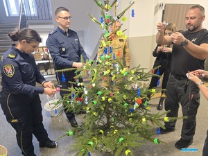 Wspólne strojenie świątecznej choinki w lubańskiej komendzie wyjątkowymi ozdobami