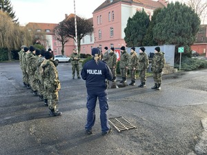 UCZNIOWIE KLASY O PROFILU MUNDUROWYM UCZESTNICZYLI W ZAJĘCIACH Z MUSZTRY PROWADZONYCH NA TERENIE OŚRODKA SZKOLEŃ SPECJALISTYCZNYCH STRAŻY GRANICZNEJ W LUBANIU