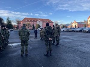 UCZNIOWIE KLASY O PROFILU MUNDUROWYM UCZESTNICZYLI W ZAJĘCIACH Z MUSZTRY PROWADZONYCH NA TERENIE OŚRODKA SZKOLEŃ SPECJALISTYCZNYCH STRAŻY GRANICZNEJ W LUBANIU