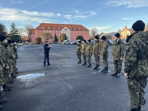 UCZNIOWIE KLASY O PROFILU MUNDUROWYM UCZESTNICZYLI W ZAJĘCIACH Z MUSZTRY PROWADZONYCH NA TERENIE OŚRODKA SZKOLEŃ SPECJALISTYCZNYCH STRAŻY GRANICZNEJ W LUBANIU