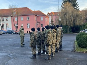 UCZNIOWIE KLASY O PROFILU MUNDUROWYM UCZESTNICZYLI W ZAJĘCIACH Z MUSZTRY PROWADZONYCH NA TERENIE OŚRODKA SZKOLEŃ SPECJALISTYCZNYCH STRAŻY GRANICZNEJ W LUBANIU