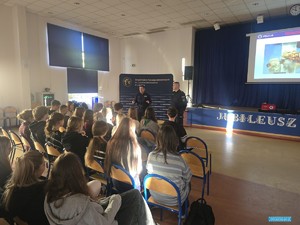 TRUDNY, ALE POTRZEBNY TEMAT. POLICJA ROZMAWIA Z UCZNIAMI O TERRORYZMIE