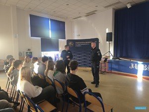 uczniowie słuchają prelegenta