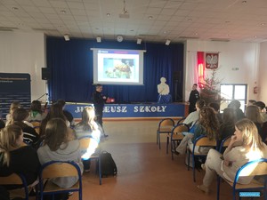 uczniowie słuchają prelegenta