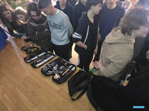 uczniowie zadają pytania prelegentowi