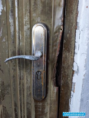 RECYDYWISTA Z ZARZUTAMI ZA WŁAMANIE DO BUDYNKU. PRZY MEŻCZYŹNIE ZNALEZIONO NARKOTYKI