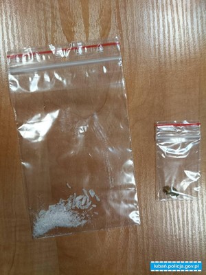 KOLEJNY ZATRZYMANY. NARKOTYKI UKRYŁ W PODUSZCE