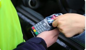 Płatności bezgotówkowe za mandaty w Policji – program przedłużony do 2028 roku