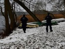 POLICJANCI OSTRZEGAJĄ- NIE WCHODŹMY NA ZAMARZNIĘTE ZBIORNIKI WODNE