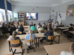 PRELEKCJA POLICJANTÓW NA TEMAT HEJTU, MOWY NIENAWIŚCI ORAZ BEZPIECZNEGO KORZYSTANIA Z INTERNETU