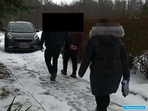 policjanci doprowadzają do jednostki osobę podejrzaną o przestepstwo