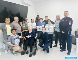 POLICJANCI Z WIZYTĄ W CENTRUM OPIEKUŃCZO-MIESZKALNYM W OLSZYNIE. ROZMOWY O BEZPIECZEŃSTWIE I ZAGROŻENIACH.