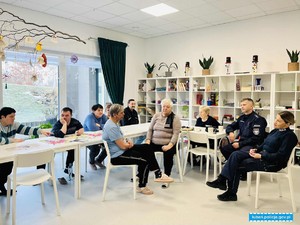 policjanci podczas prowadzenia spotkania