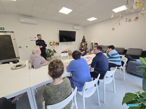 policjanci podczas prowadzenia spotkania