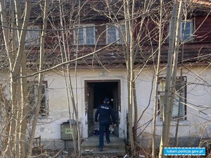 policjant podczas sprawdzania pustostanu