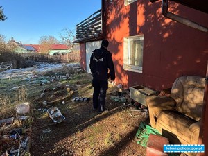 policjant podczas sprawdzania pustostanu