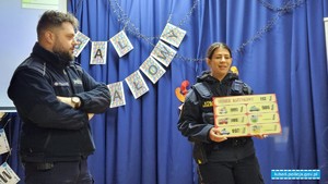 policjant wraz ze strażą miejską podczas prelekcji