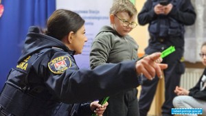 policjant wraz ze strażą miejską podczas prelekcji
