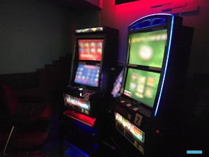 MUNDUROWI JEDNOCZEŚNIE WESZLI DO DWÓCH NIELEGALNYCH SALONÓW GIER NA TERENIE LUBANIA I LEŚNEJ