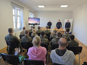 UCZNIOWIE ODDZIAŁU MUNDUROWEGO ODZWIEDZILI KOMENDĘ POWIATOWĄ POLICJI W LUBANIU