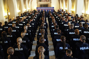 W Sali Rycerskiej wrocławskiego Ratusza, 134 nowo przyjętych policjantów garnizonu dolnośląskiego w tym 2 policjantki z Lubania wypowiedziało słowa Roty Ślubowania