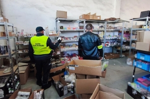 KAS i Policja przejęła nielegalne towary w przesyłkach kurierskich i magazynie o wartości ponad 1,4 mln zł