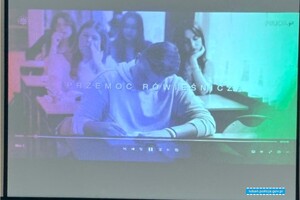 PRELEKCJA DZIELNICOWYCH Z LUBAŃSKIEJ POLICJI NA TEMAT HEJTU I PRZEMOCY RÓWIEŚNICZEJ WŚRÓD MŁODZIEŻY