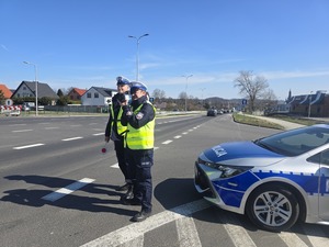 Bezpieczeństwo na drogach w Święta Wielkanocne w powiecie lubańskim – działania Policji i apel do kierowców