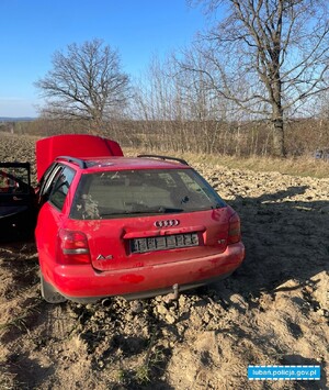 Pościg zakończony na grząskim polu – Audi z tablicami od innego pojazdu, a kierowca bez uprawnień