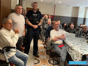 Policjanci rozmawiali z mieszkańcami Schroniska im. św. Brata Alberta „Przystań” w Leśnej o zagrożeniach związanych z oszustwami.