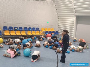Policjanci spotkali się uczestnikami półkolonii. Rozmawiali o bezpiecznych wakacjach.