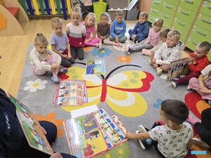 Bezpieczna droga do szkoły i przedszkola. Policjanci rozmawiają z najmłodszymi