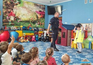 Bezpieczna droga do szkoły i przedszkola. Policjanci rozmawiają z najmłodszymi