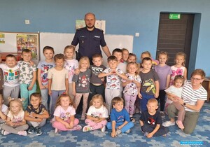 Bezpieczna droga do szkoły i przedszkola. Policjanci rozmawiają z najmłodszymi
