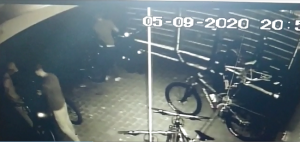 Osoby podejrzewane o dokonanie kradzieży rowerów
