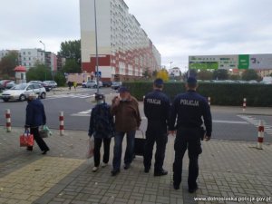 Policjanci przypominają o nowych obostrzeniach oraz obowiązku zakrywaniu ust i nosa