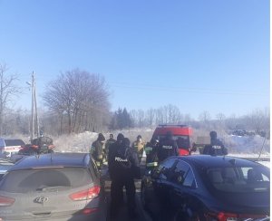 Zdjęcie przedstawia policjantów oraz inne służby mundurowe przy pojazdach służbowych