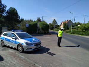 Policjant ruchu drogowego w trakcie kontroli drogowej