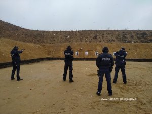 Zdjęcie przedstawia umundurowanych policjantów na strzelnicy