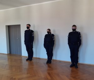 Zdjęcie przedstawia trzech nowo przyjętych policjantów