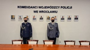 Zdjęcie przedstawia wizerunek Komendanta Wojewódzkiego Policji we Wrocławiu inspektora Dariusza Wesołowskiego oraz Komendanta Powiatowego Policji w Lubaniu nadkomisarza Piotra Pietrykowskiego