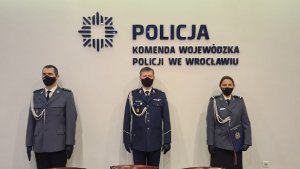 Zdjęcie przedstawia inspektora Dariusza Wesołowskiego Komendanta Wojewódzkiego Policji we Wrocławiu, podinspektora Piotra Pietrykowskiego Komendanta Powiatowego Policji we Wrocławiu oraz nadkomisarz Agatę Sekułę I Zastępcę Komendanta Powiatowego Policji w Lubaniu.