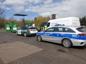 - policjanci i funkcjonariusze ITD w trakcie sprawdzania pojazdu