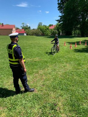 Policjant egzaminuje uczniów na kartę rowerową