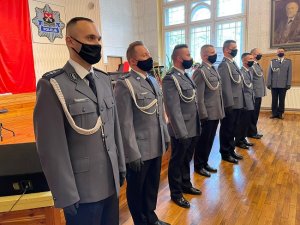 Policjanci umundurowani stojący przed sceną